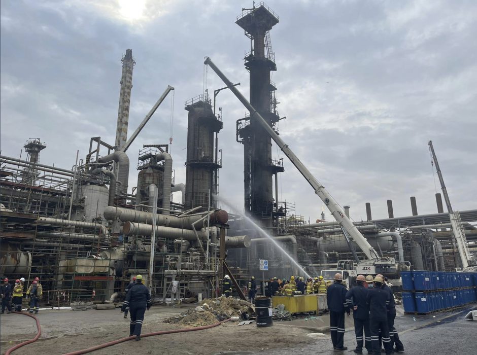 Kuveito naftos perdirbimo įmonėje kilus gaisrui žuvo du žmonės, sužeista dar 10 