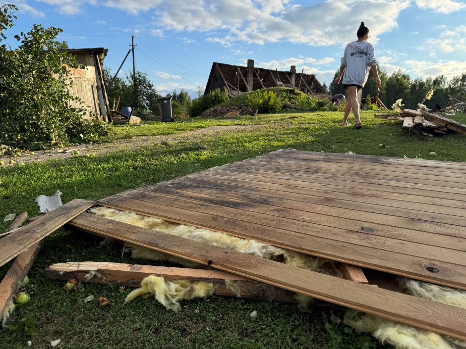 Šiaulių rajone prasiautė viesulas: skaičiuojami nuostoliai, sužalotų asmenų kol kas nėra