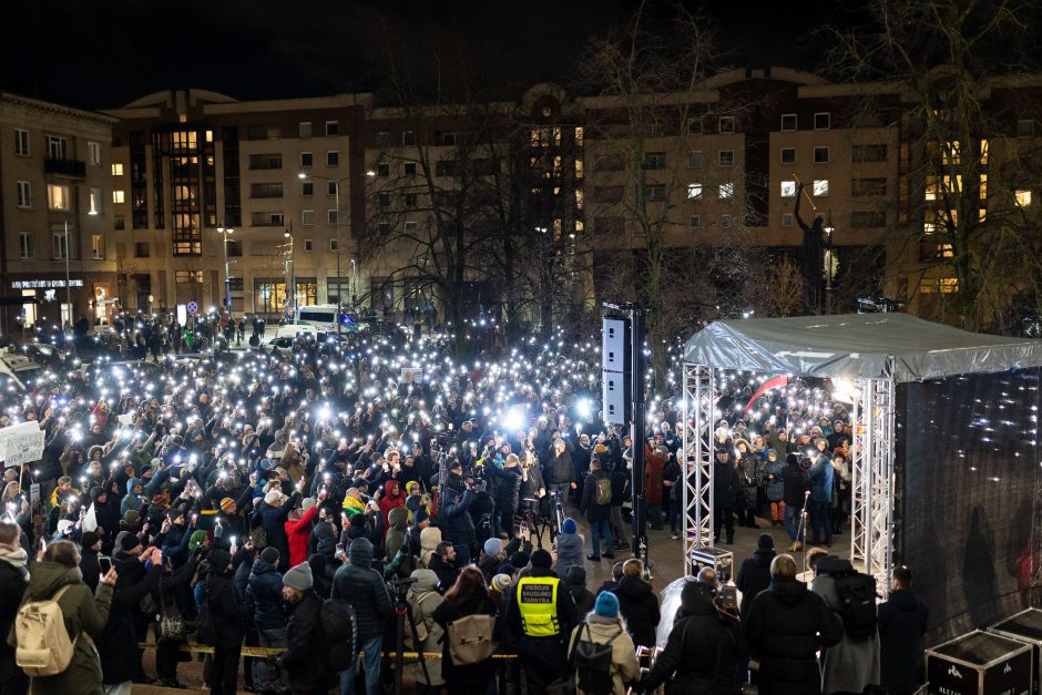 „Spaudimą palaikyti“: tūkstančiai žmonių vėl reiškė protestą koalicijai su „aušriečiais“