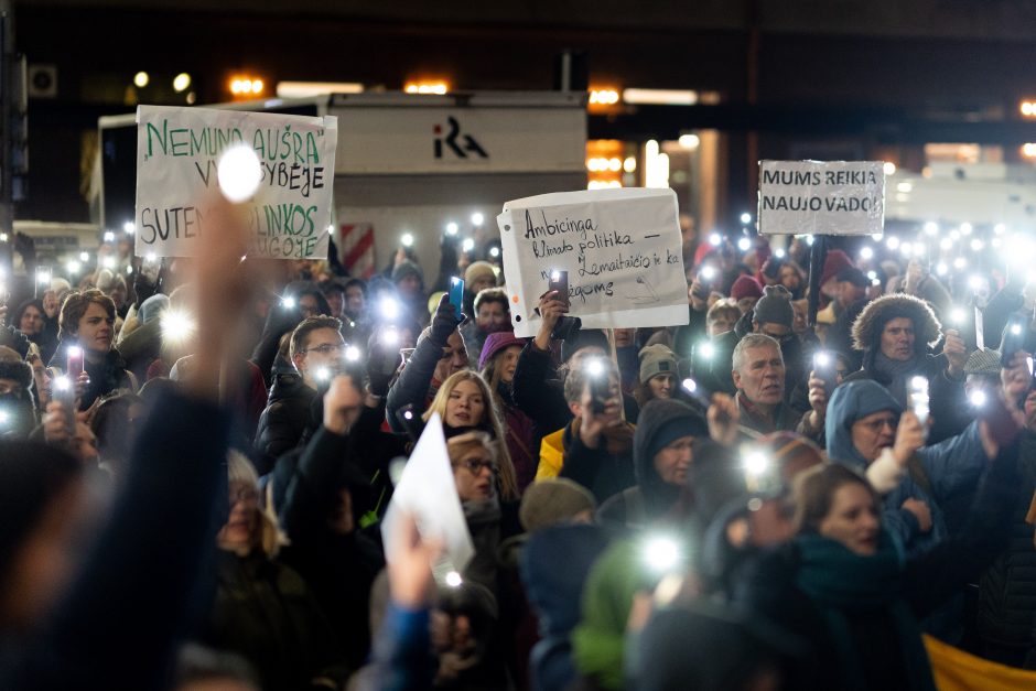 „Spaudimą palaikyti“: tūkstančiai žmonių vėl reiškė protestą koalicijai su „aušriečiais“