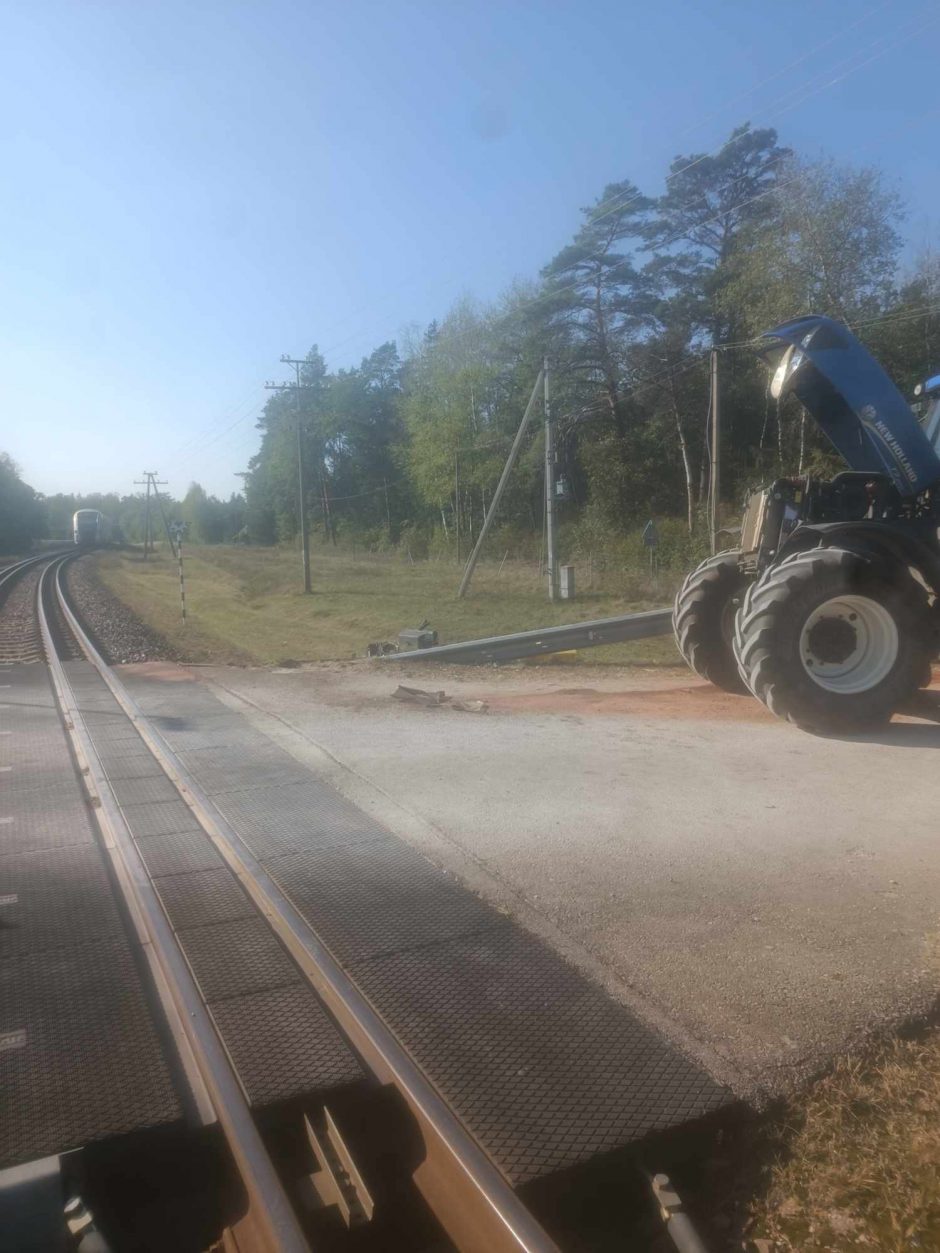 Lazdijų rajone susidūrė keleivinis traukinys ir traktorius