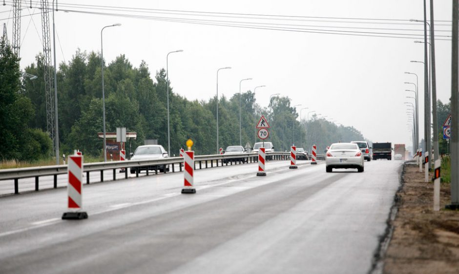 Kelyje Vilnius-Kaunas-Klaipėda degė trąšas vežęs vilkikas, išbyrėjo 1 tona trąšų