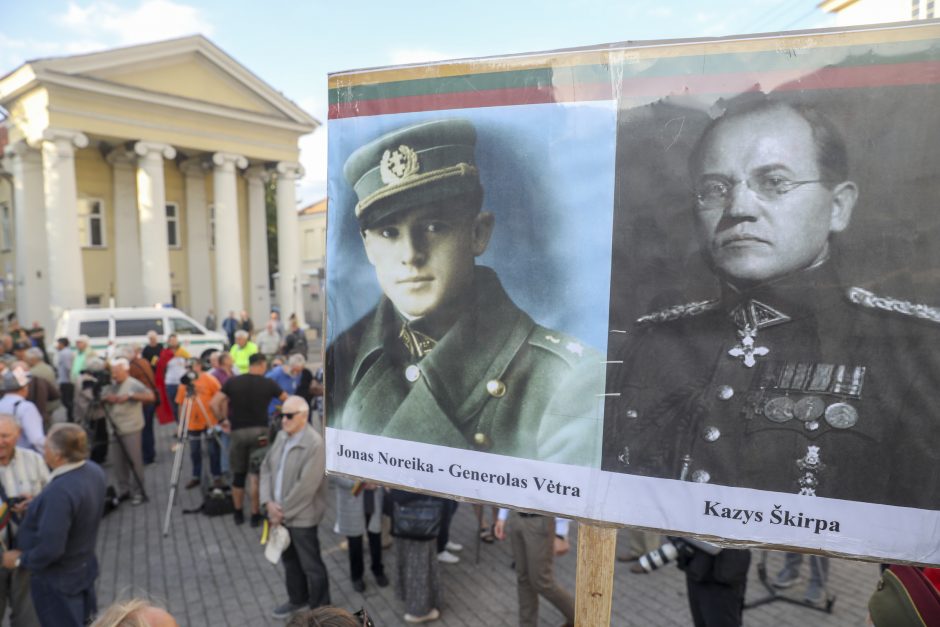 Mitingas S. Daukanto aikštėje: piktinamasi dėl nukabintos Generolo Vėtros lentos 