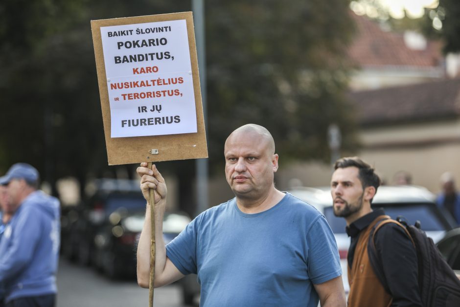 Mitingas S. Daukanto aikštėje: piktinamasi dėl nukabintos Generolo Vėtros lentos 