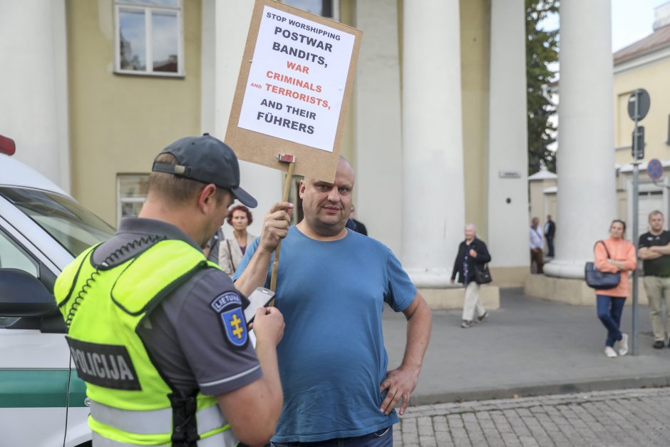 Mitingas S. Daukanto aikštėje: piktinamasi dėl nukabintos Generolo Vėtros lentos 