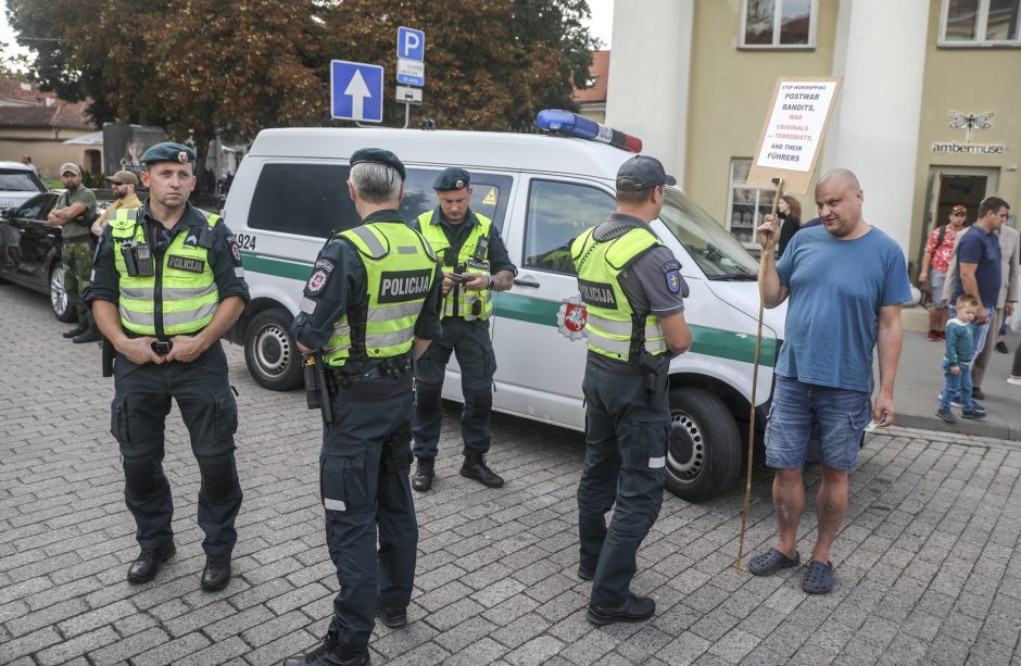 Mitingas S. Daukanto aikštėje: piktinamasi dėl nukabintos Generolo Vėtros lentos 