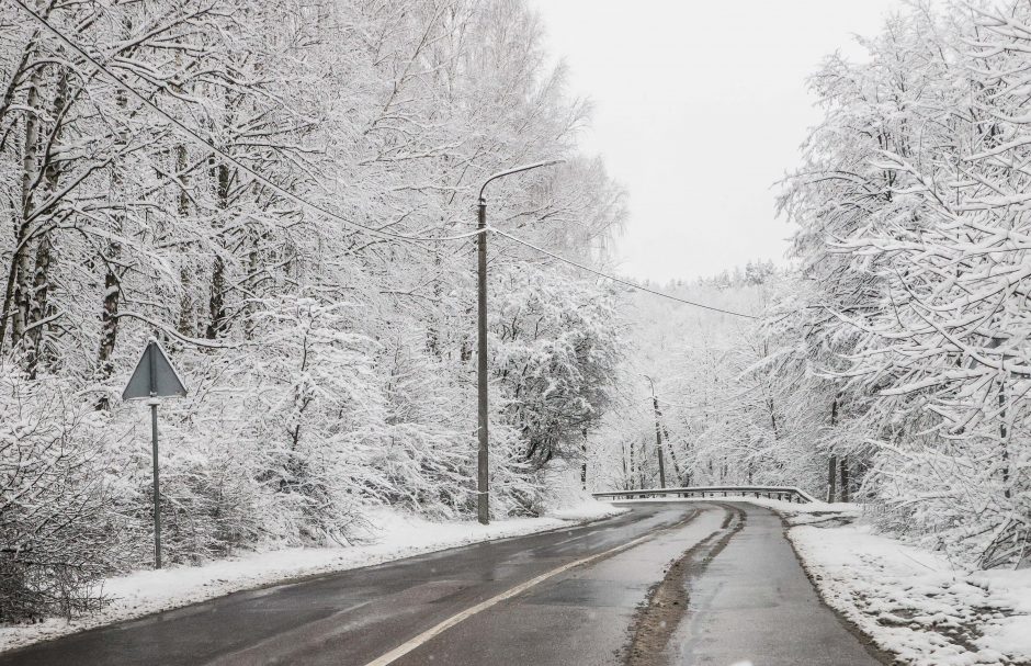 Dėl slidžių kelio ruožų sudėtingesnės eismo sąlygos išlieka rytų ir šiaurės rytų Lietuvoje