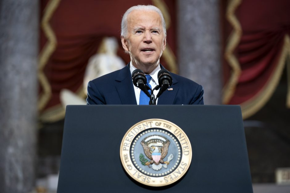 J. Bidenas ragina JAV Atstovų Rūmų pirmininką patvirtinti paramą Izraeliui ir Ukrainai