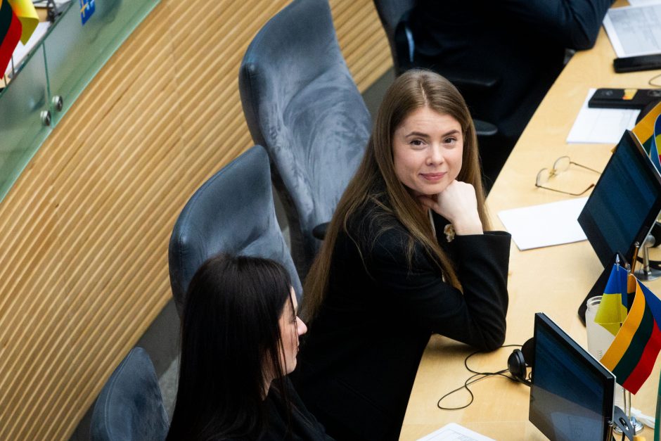 Seimas svarstys siūlymą sumažinti išsilavinimo kartelę Seimo narių padėjėjams