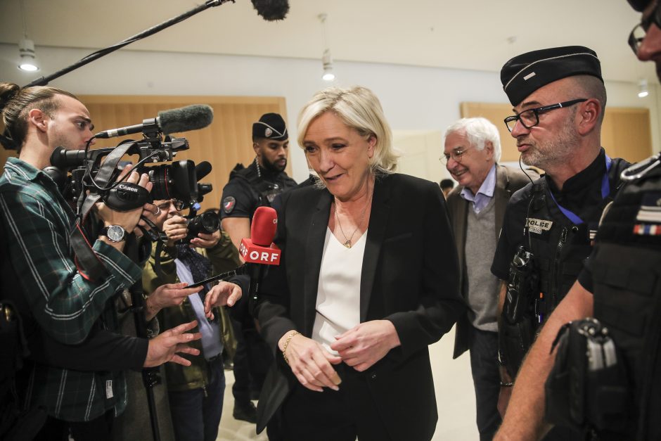 Prancūzijos kraštutinių dešiniųjų lyderė M. Le Pen dėl netikrų darbo vietų pareiškė esanti nekalta