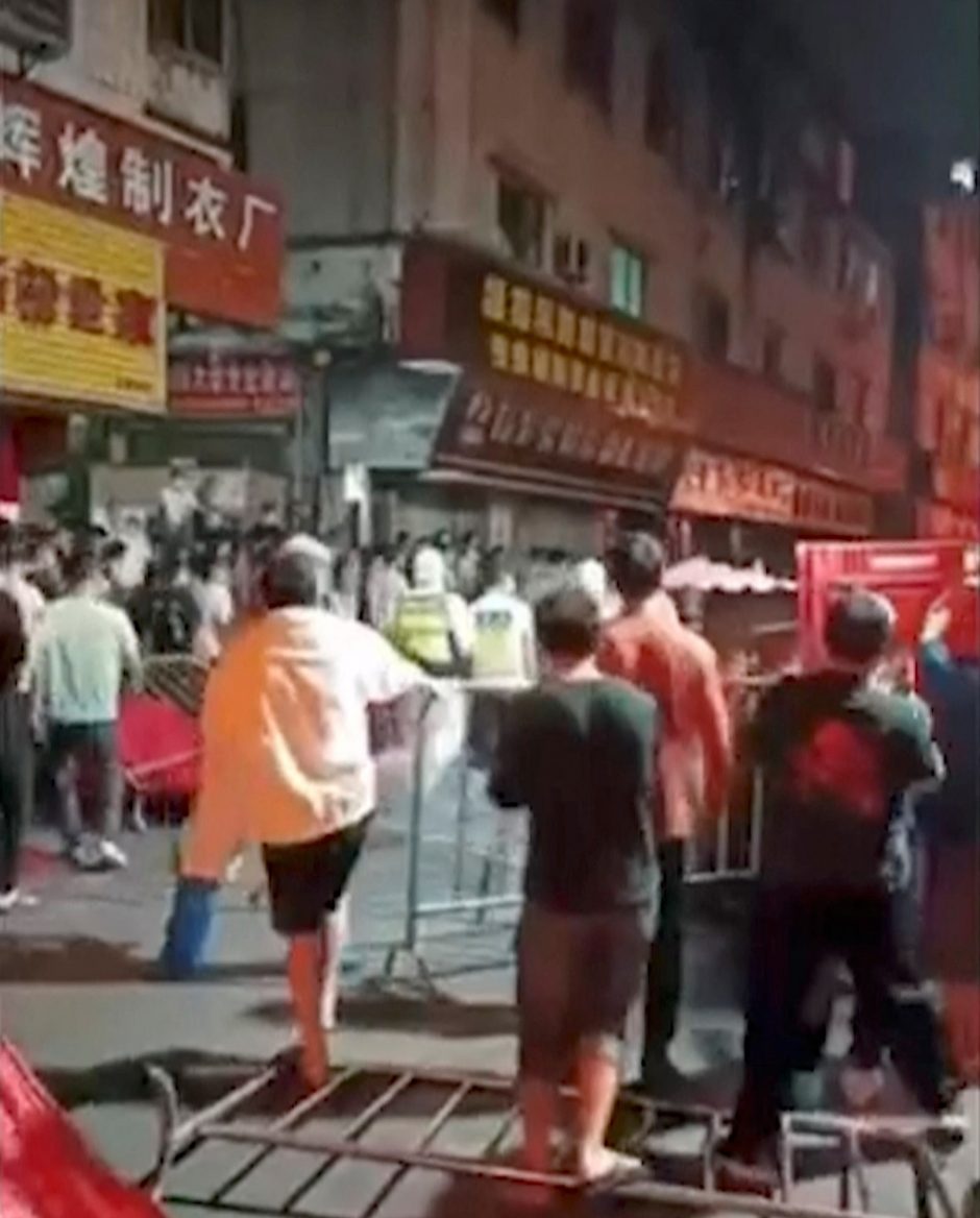 Kinijoje šimtai žmonių išėjo į gatves protestuoti dėl įvesto karantino
