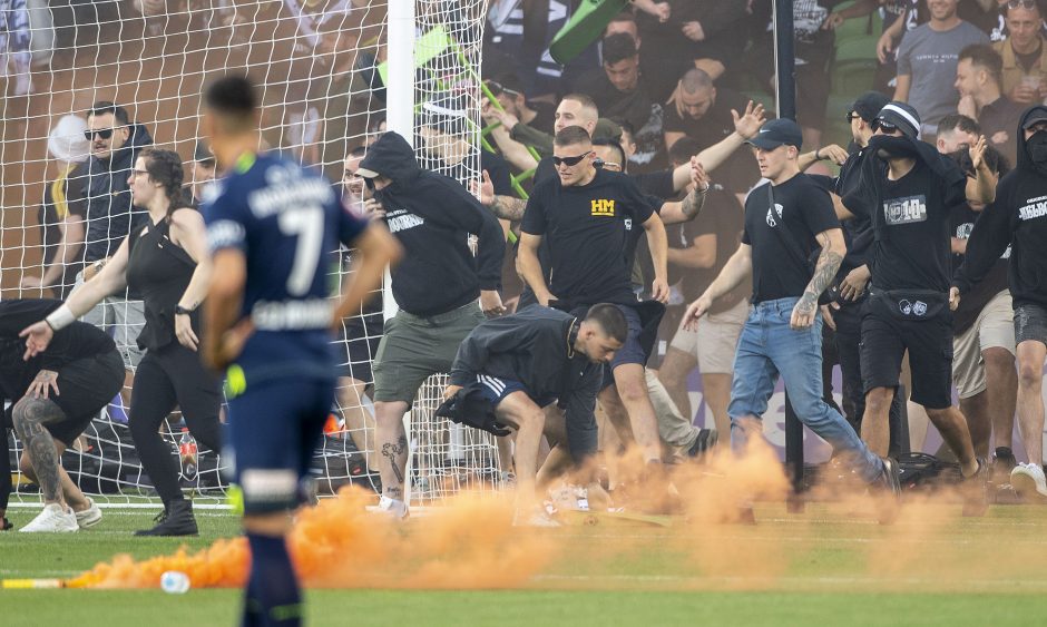 Per Melburno derbį – masinės futbolininkų ir fanų muštynės