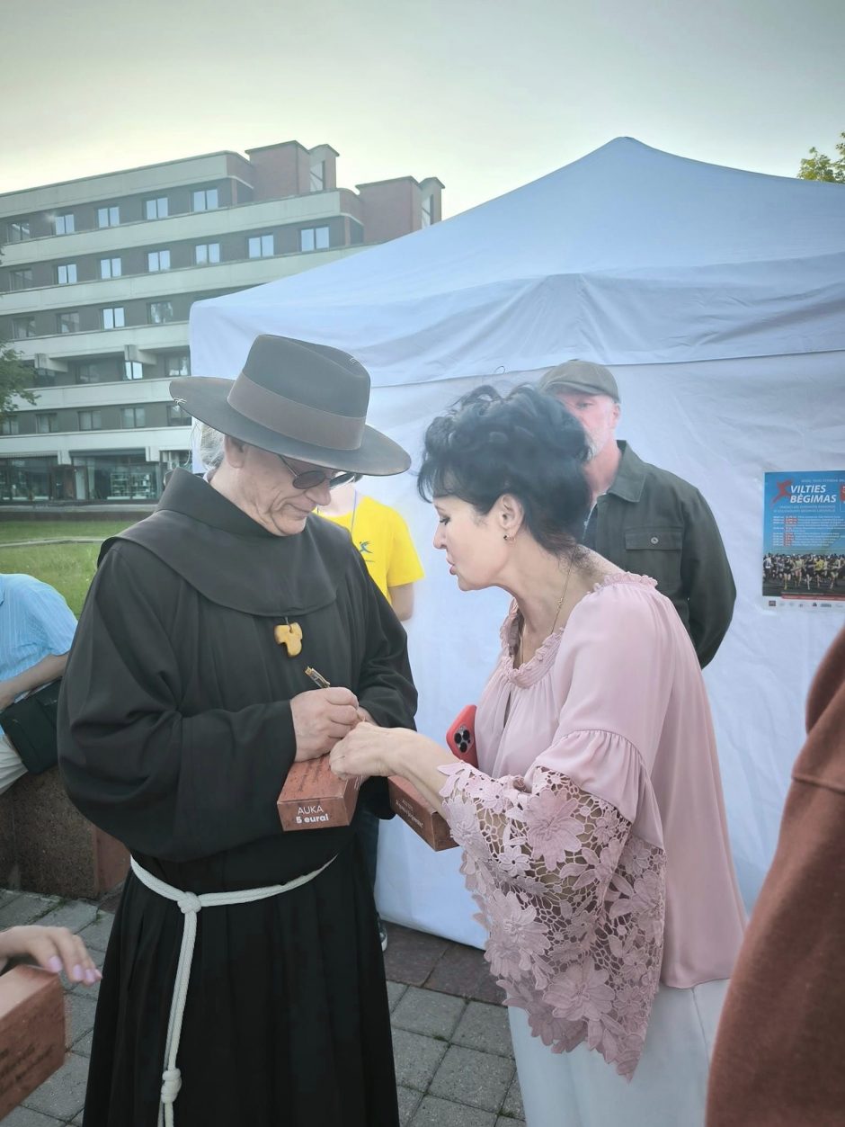 Atkurta Šv. Jono bažnyčioje kabojusi istorinė atminimo lenta