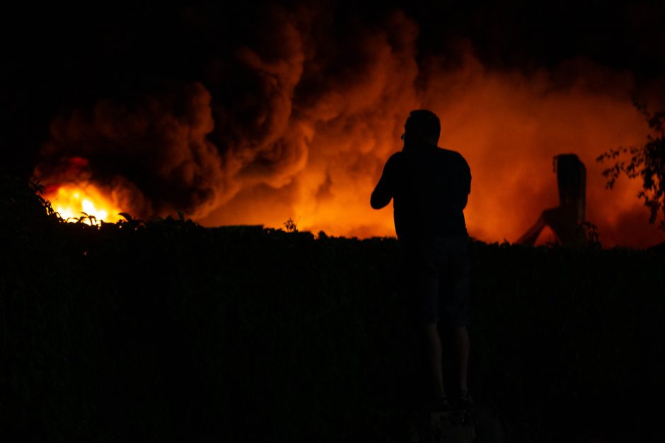 Didžiulis gaisras „Žalvaryje“: teritoriją žvalgė ir dronais