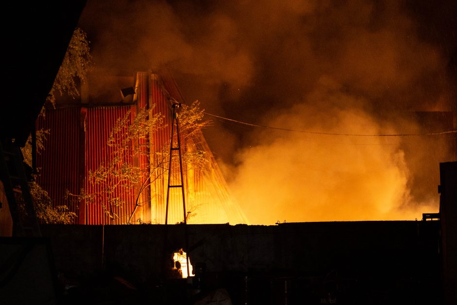 „Žalvario“ vadovas: gaisre apdegė ir dalis pavojingų atliekų, jos išvežamos