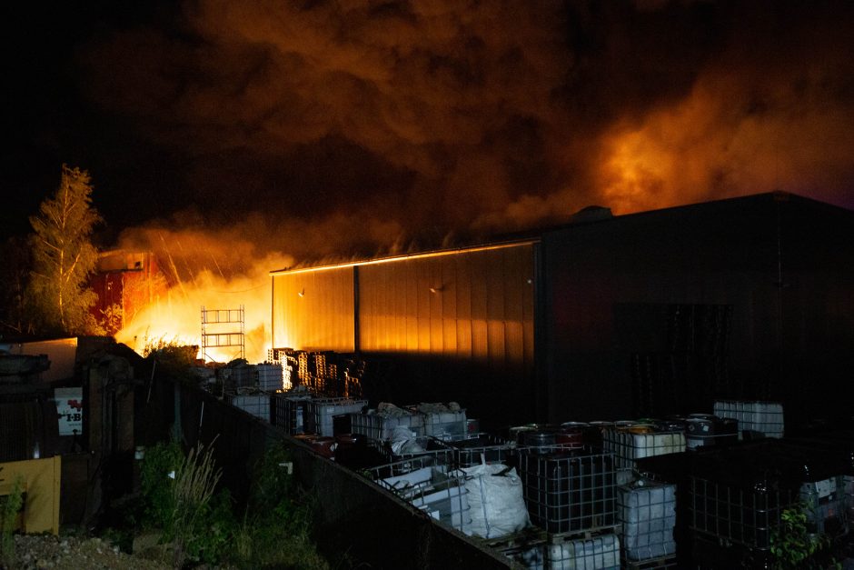 „Žalvario“ vadovas: gaisre apdegė ir dalis pavojingų atliekų, jos išvežamos