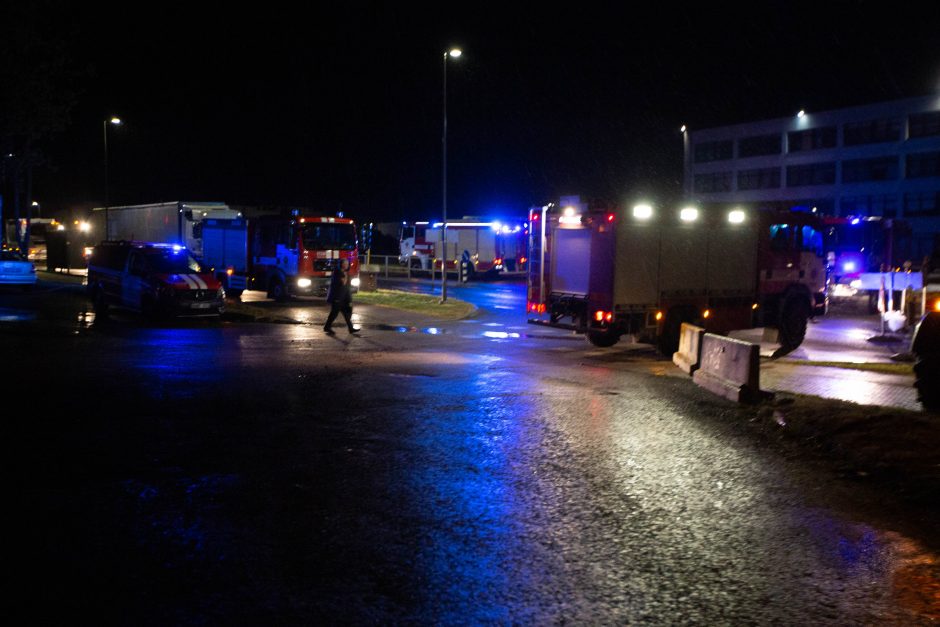 Didžiulis gaisras „Žalvaryje“: teritoriją žvalgė ir dronais