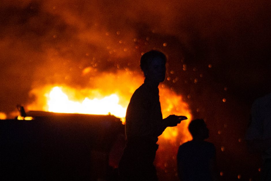 Mokslininkė apie gaisrą „Žalvaryje“: į orą galėjo išsiskirti ypač pavojingi teršalai