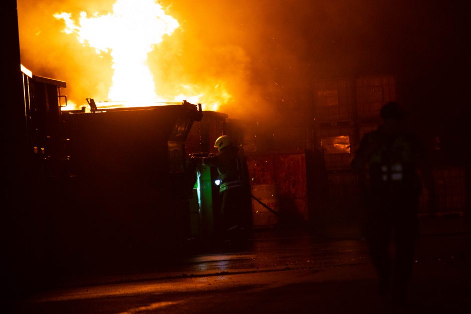 Prokuratūra pradėjo ikiteisminį tyrimą dėl gaisro Kauno atliekų įmonėje