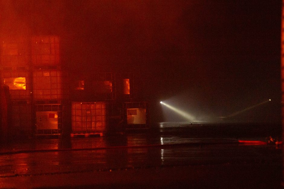 „Žalvaris“: gaisras Kaune užgesintas, sudegė šimtai tonų popieriaus ir plastiko