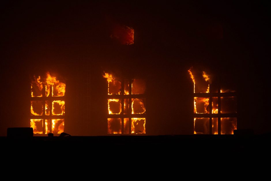 Didžiulis gaisras „Žalvaryje“: teritoriją žvalgė ir dronais