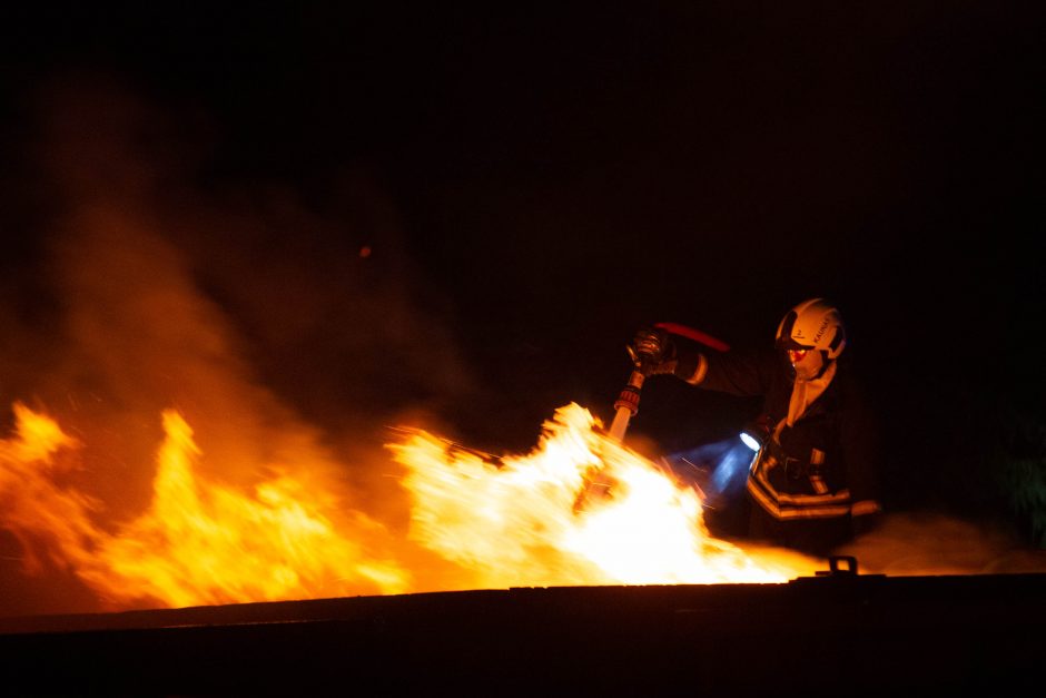 „Žalvario“ vadovas: gaisre apdegė ir dalis pavojingų atliekų, jos išvežamos