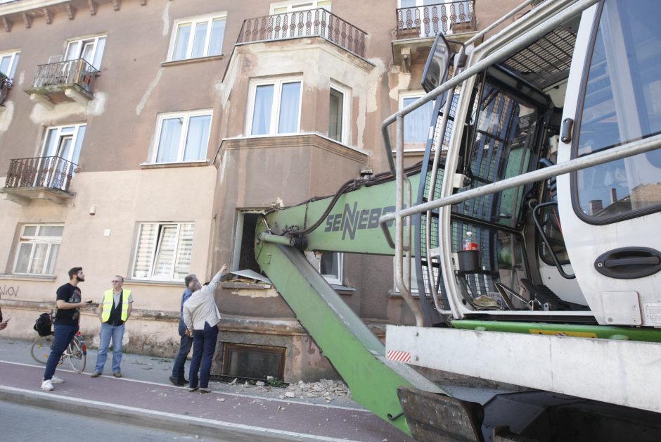 Neįtikėtina: Klaipėdoje į butą įgriuvo krano strėlė