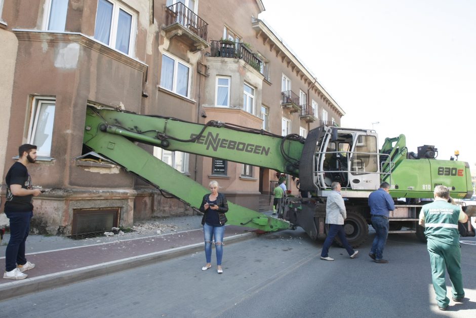 Neįtikėtina: Klaipėdoje į butą įgriuvo krano strėlė