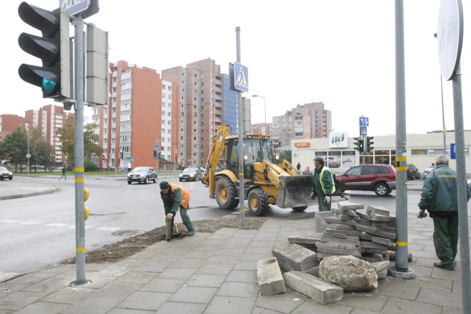 Elektrikai paklojo naują kabelį