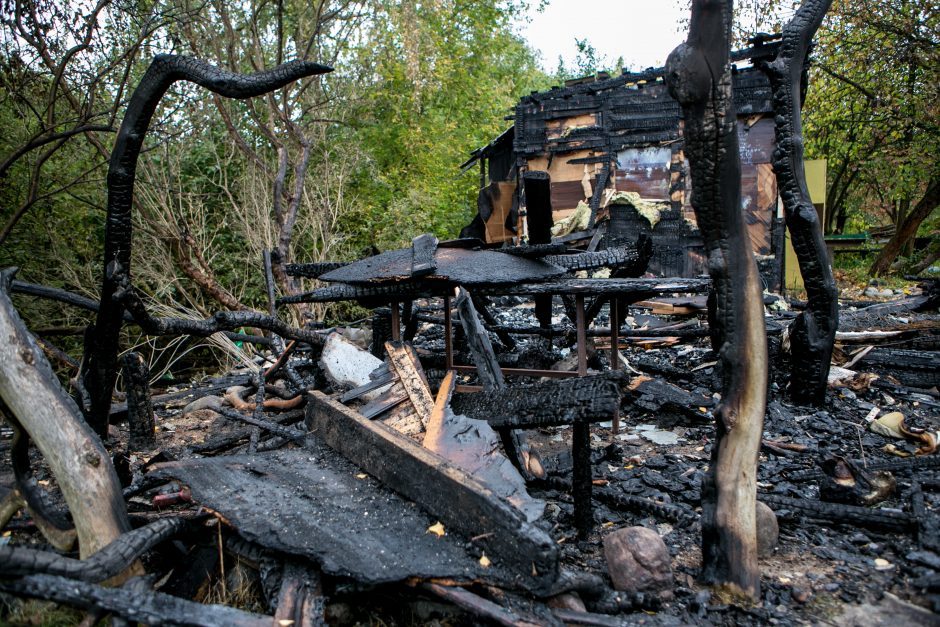 Mįslingi gaisrai ir toliau niokoja „Baltąjį gandrą“