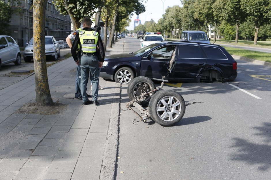 Avarija Žvejybos uosto rajone: automobilis skriejo į priešpriešą ir neteko ratų