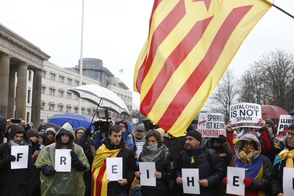 Berlyne šimtai protestuotojų ragina paleisti C. Puigdemont'ą