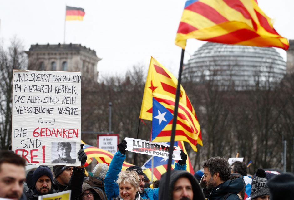 Berlyne šimtai protestuotojų ragina paleisti C. Puigdemont'ą