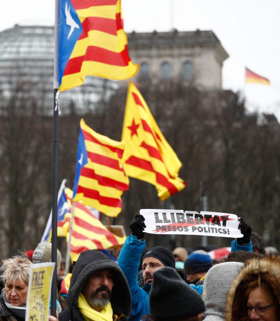 Berlyne šimtai protestuotojų ragina paleisti C. Puigdemont'ą