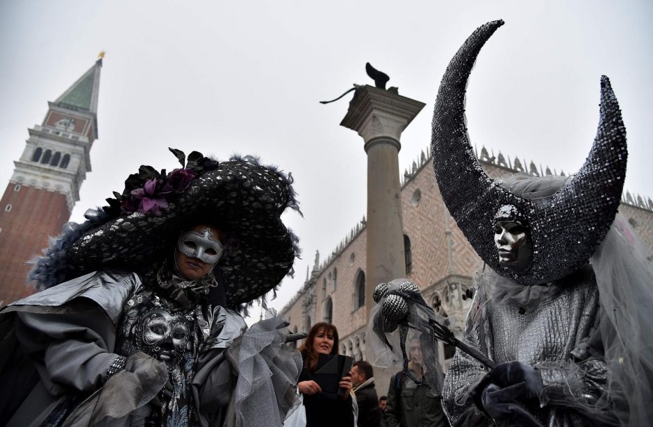 Venecijos karnavalas prasidėjo „angelo skrydžiu“