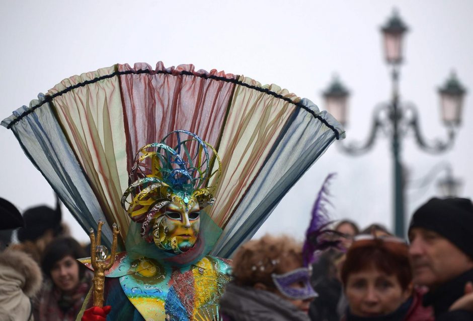 Venecijos karnavalas prasidėjo „angelo skrydžiu“