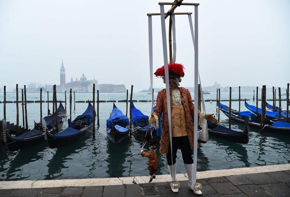 Venecijos karnavalas prasidėjo „angelo skrydžiu“