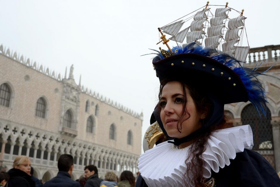 Venecijos karnavalas prasidėjo „angelo skrydžiu“