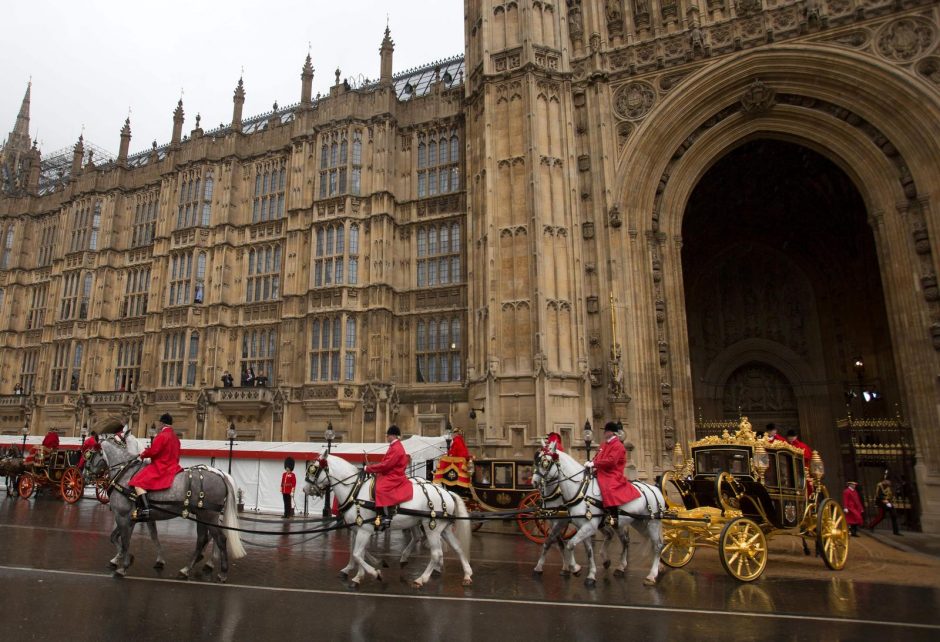 Pompastikos ir politikos sandūra: britų karalienė sakys metinę kalbą