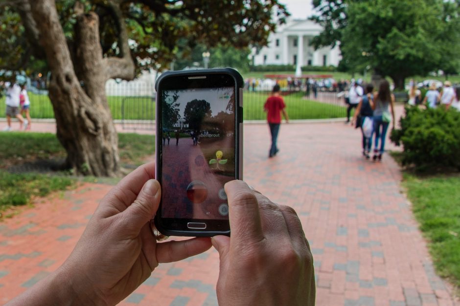 Nauja manija – išmaniaisiais telefonais gaudyti pokemonus 