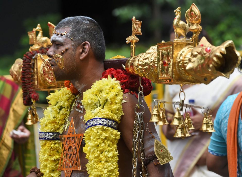 Malaizijoje tūkstančiai hinduistų dalyvauja spalvingoje Taipusamo šventėje