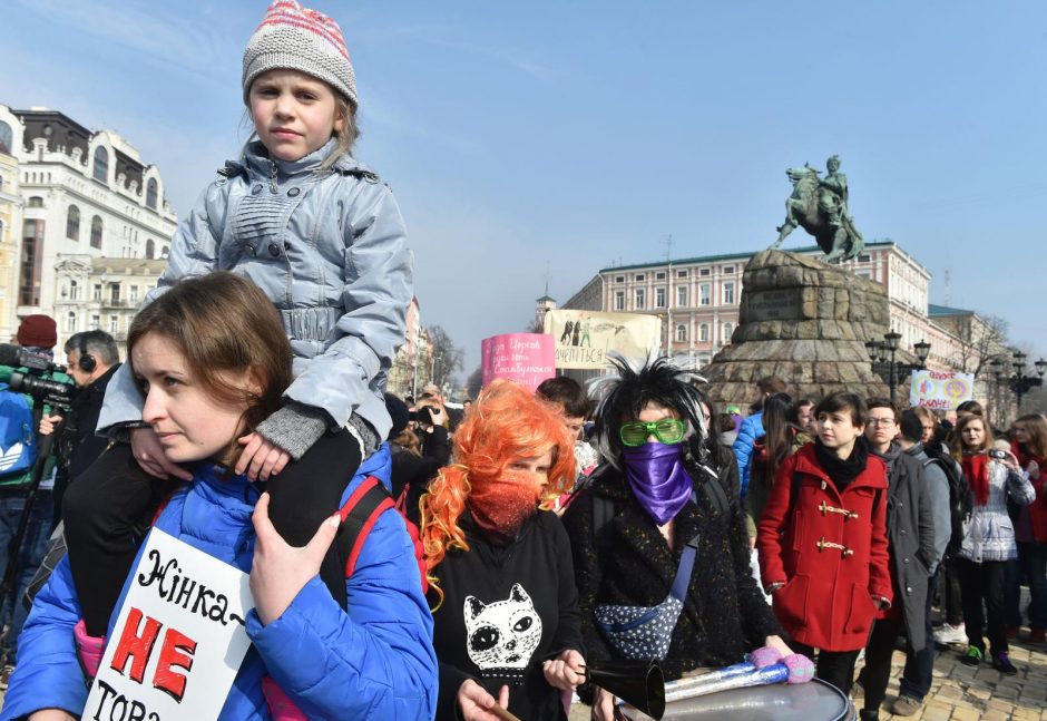 Feministės ragina Ukrainą sugrąžinti Moters dienai tikrąją prasmę