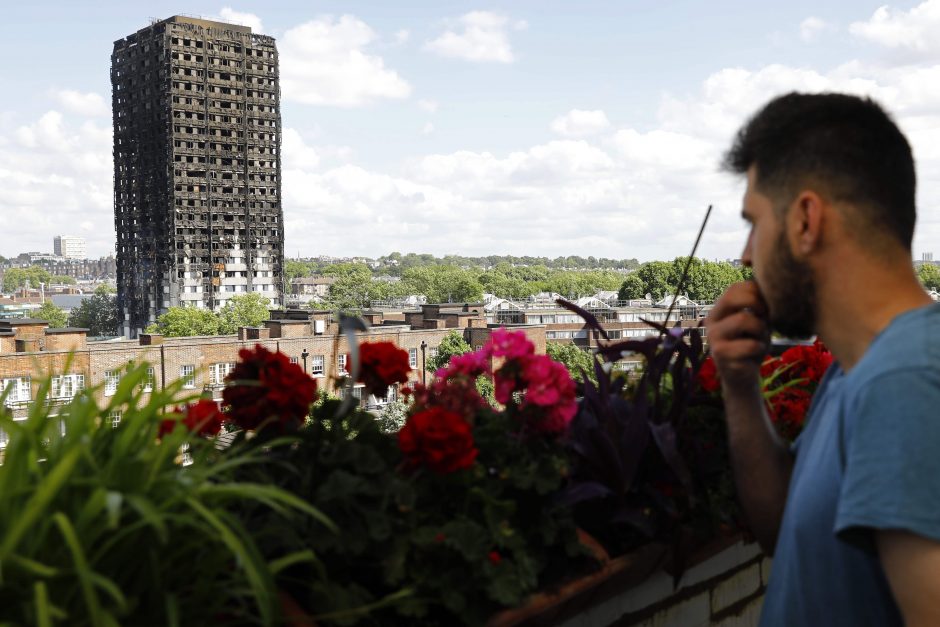 Gaisro Londono daugiabutyje aukų skaičius išaugo iki 30