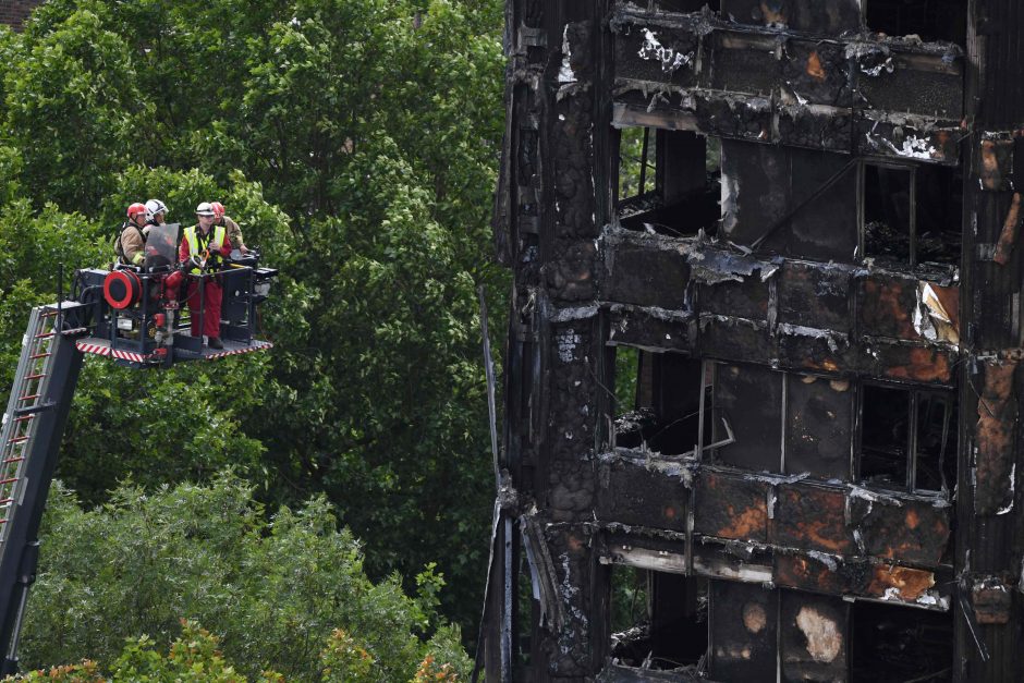 Gaisro Londono daugiabutyje aukų skaičius išaugo iki 30