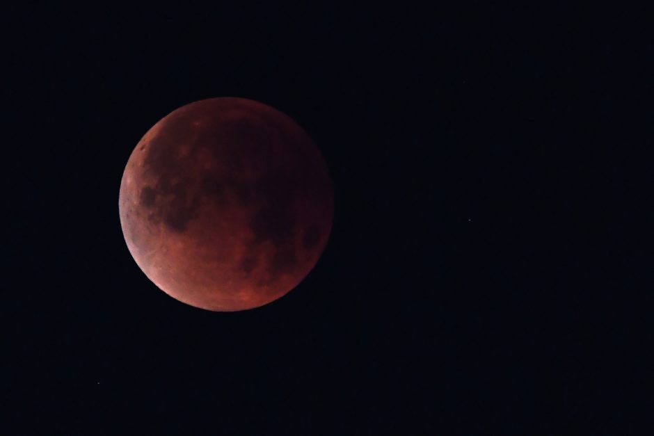 Pasaulis stebi Mėlynojo mėnulio užtemimą