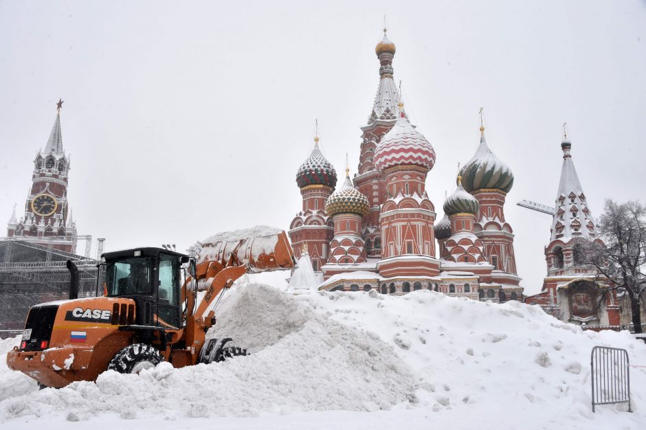 Maskvoje dėl gausaus sniego virsta medžiai, sustabdyta apie 150 skrydžių