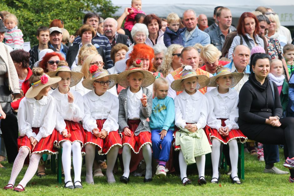 Skrybėlėtoms damoms – ir ugnies šou