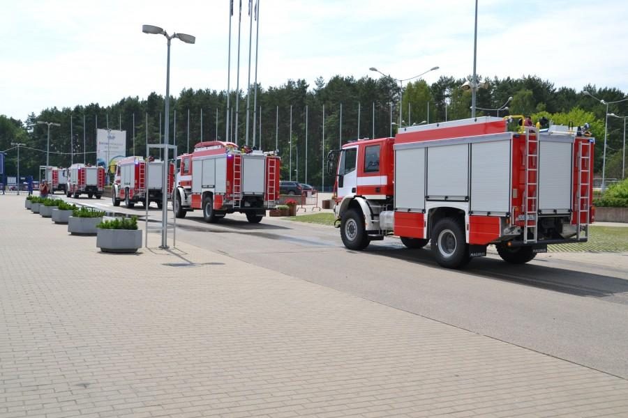 Ugniagesiams gelbėtojams perduotos 25 gaisrinės automobilinės cisternos