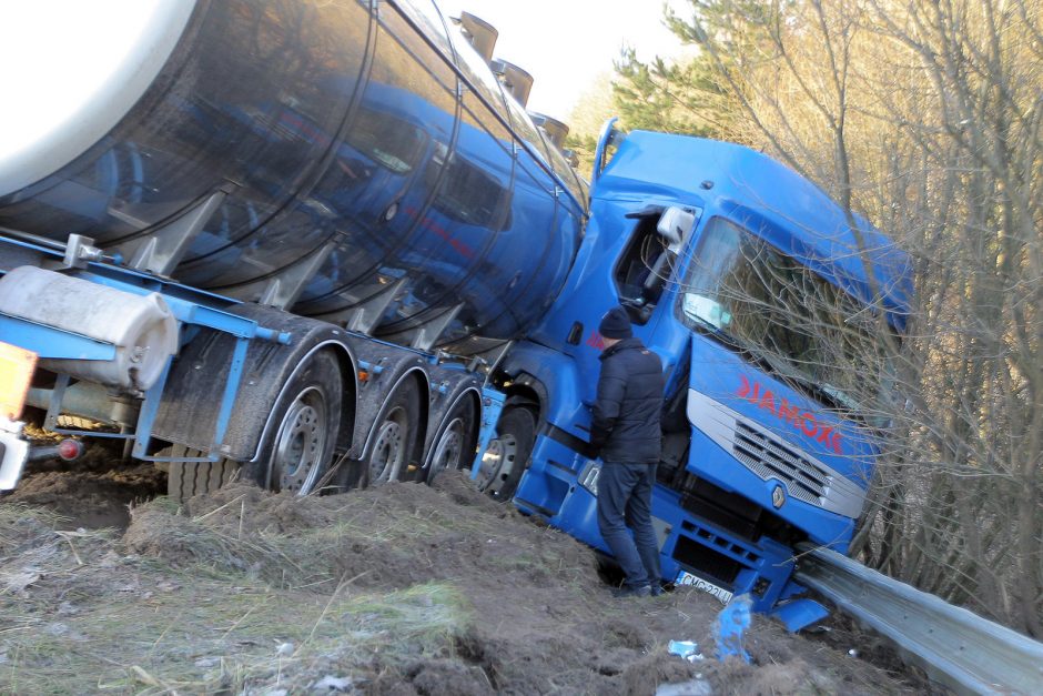 Nuo kelio nuskriejo vilkikas, vežęs chemines medžiagas