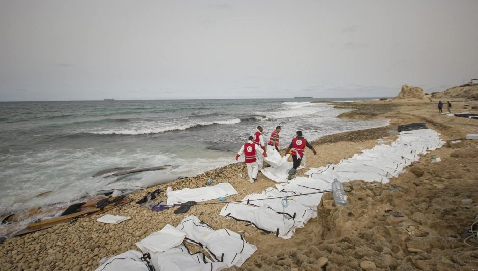 Į Libijos pakrantę išmesti 74 nuskendusių migrantų kūnai